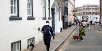Homem com máscara de proteção caminha com seu cachorro em Grenwich
04/05/2020 REUTERS/Adam Oliver  Foto: Reuters