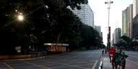 Avenida Paulista, em São Paulo, praticamente vazia em meio a medidas de isolamento tomadas para conter a disseminação do coronavírus 
24/03/2020
REUTERS/Amanda Perobelli  Foto: Reuters