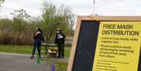 Ponto de distribuição de máscara em parque do Queen, em Nova York
04/05/2020
REUTERS/Shannon Stapleton  Foto: Reuters