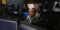 Operador da corretora Necton durante sessão da bolsa de valores de São Paulo 
27/02/2020
REUTERS/Amanda Perobelli  Foto: Reuters
