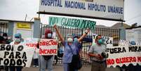 Profissionais de saúde protestam devido à falta de equipamentos de proteção do lado de fora de hospital em Lima
04/05/2020
REUTERS/Sebastian Castaneda  Foto: Reuters