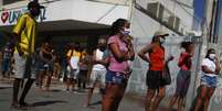 Fila na Caixa, no Rio de Janeiro, para retirar ajuda do governo pelo coronavírus
 5//5/2020 REUTERS/Pilar Olivares  Foto: Reuters