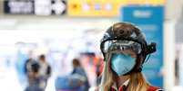 Funcionária de aeroporto usa equipamento que mede temperatura das pessoas à distância no aeroporto de Fiumicino, em Roma
06/05/2020 REUTERS/Remo Casilli  Foto: Reuters