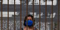 Mulher com máscara de proteção ora no exterior de igreja do Rio de Janeiro
06/05/2020
REUTERS/Pilar Olivares  Foto: Reuters