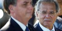 Presidente Jair Bolsonaro e ministro da Economia, Paulo Guedes, em frente ao Palácio da Alvorada
27/04/2020 REUTERS/Ueslei Marcelino  Foto: Reuters