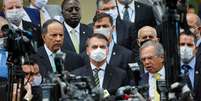 Presidente Jair Bolsonaro, ao lado de ministros, políticos e empresários, do lado de fora do STF
07/05/2020
REUTERS/Adriano Machado  Foto: Reuters