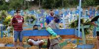 Movimentação no cemitério Parque de Manaus, na manhã desta quarta-feira (28), bairro Tarumã, zona oeste da cidade de Manaus.  Foto: SANDRO PEREIRA/FOTOARENA / Estadão Conteúdo