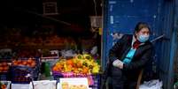 Mulher usa máscara de proteção em Wuhan, na China
11/04/2020 REUTERS/Aly Song  Foto: Reuters