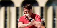 Bolsonaro durante ato que pedia 'intervenção militar' e o fechamento do Congresso e do Supremo em frente ao Quartel General do Exército, em Brasília.  Foto: AFP / BBC News Brasil