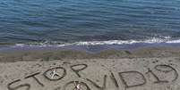 Escrita 'Stop Covid-19' em praia em Nápoles, sul da Itália  Foto: ANSA / Ansa