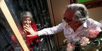 Chileno Roberto Ruiz visita a mãe, Elena Filippi, de 80 ano, em asilo onda ela mora, no Dia das Mães, em Viña del Mar, no Chile, durante a pandemia de coronavírus
10/05/2020
REUTERS/Rodrigo Garrido  Foto: Reuters