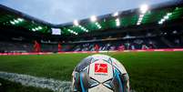 Bola da Bundesliga durante partida entre Borussia Moenchengladbach e Colonia pelo Campeonato Alemão
  Foto: Wolfgang Rattay / Reuters
