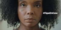 Thelma Assis protagoniza um vídeo que reforça a necessidade de respeitar a quarentena  Foto: Lua Propaganda / Divulgação / Estadão