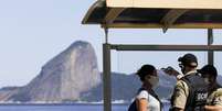 Guardas municipais verificam temperatura de mulher em ponto de ônibus no Rio de Janeiro
11/05/2020
REUTERS/Ricardo Moraes  Foto: Reuters