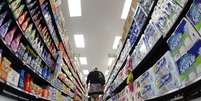 Consumidora em supermercado de Chicago (EUA) 
21/09/2011
REUTERS/Jim Young  Foto: Reuters