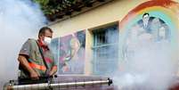 Agente de saúde faz fumegação para combater proliferação do mosquito transmissor da dengue  Foto: Reuters