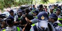 Policiais prendem apoiadores do presidente venezuelano Nicolas Maduro em frente à embaixada da Venezuela em Brasília 
13/11/2019
REUTERS/Sergio Moraes  Foto: Reuters