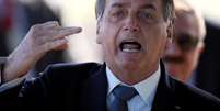 Jair Bolsonaro, presidente do Brasil, conversa com jornalistas em Brasília  Foto: Ueslei Marcelino / Reuters