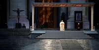 Papa Francisco dá uma bênção “Urbi et Orbi” (à cidade e ao mundo) extraordinária diante de uma praça de São Pedro vazia
27/03/2020
REUTERS/Guglielmo Mangiapane  Foto: Reuters