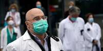 Profissionais de saúde do hospital La Paz, em Madri, fazem dois minutos de silêncio em meio à pandemia de Covid-19
14/05/2020 REUTERS/Juan Medina  Foto: Reuters
