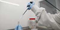 Cientista trabalha em laboratório que pesquisa potencial vacina para Covid-19 em Keele, no Reino Unido
30/04/2020 REUTERS/Carl Recine  Foto: Reuters