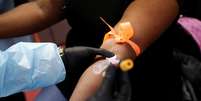 Paciente tem sangue coletado para exame que detecta anticorpos do novo coronavírus em Nova York
13/05/2020 REUTERS/Shannon Stapleton  Foto: Reuters