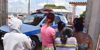 amiliares de presos aguardam notícias em frente da portaria da Penitenciária Agrícola Monte Cristo, em Boa Vista  Foto:  Rodrigo Sales/FBV / Estadão