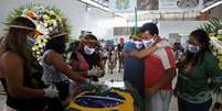 Miqueias Moreira Kokama, filho do cacique Messias Kokama, é confortado por parentres duranre o funeral do pai
14/05/2020
REUTERS/Bruno Kelly  Foto: Reuters