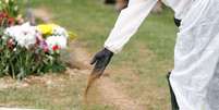 Funcionário de cemitério com roupa de proteção durante enterro de vítima da Covid-19 em Romford, no Reino Unido
27/04/2020
REUTERS/Peter Nicholls  Foto: Reuters