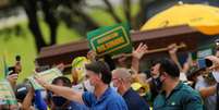 Bolsonaro cumprimenta apoiadores durante manifestação em Brasília
 17/7/2020 REUTERS/Adriano Machado  Foto: Reuters