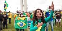 Manifestantes durante carreata de apoio a Bolsonaro realizada no Esplanada dos Ministérios, em Brasília  Foto: Léo Bahia/Fotoarena / Estadão Conteúdo