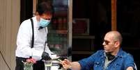 Homem é servido por garçom com máscara de proteção em restaurante de Roma
18/05/2020 REUTERS/Guglielmo Mangiapane  Foto: Reuters