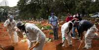 Enterro de vítima do coronavírus em São Paulo (SP) 
13/05/2020
REUTERS/Amanda Perobelli  Foto: Reuters