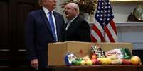 Presidente dos EUA, Donald Trump, ao lado do secretário de Agricultura do país, Sonny Perdue, durante evento na Casa Branca 
19/05/2020
REUTERS/Leah Millis  Foto: Reuters