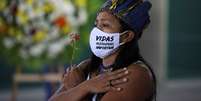 Indígena participa do funeral de Messias Kokama, líder da comunidade Parque das Tribos, em Manaus
14/05/2020
REUTERS/Bruno Kelly  Foto: Reuters
