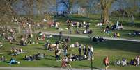 População aproveita a primavera em parque em Stockholm, na Suécia  Foto: Anders Wiklund / Reuters