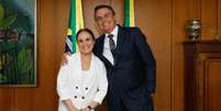 Anúncio da saída foi feito em vídeo em que a atriz aparece ao lado do presidente e divulgado nas redes sociais  Foto: Carolina Nunes/PR / BBC News Brasil