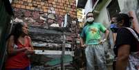 Padre Alfredo Viana Avelar durante entrega de máscara em favela de Educandos, em Manaus
19/05/2020
REUTERS/Bruno Kelly  Foto: Reuters
