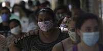 Pessoas esperam em fila na Caixa para sacar auxílio emergencial do governo em meio à pandemia do Covid-19, Rio de Janeiro
27/04/2020
REUTERS/Ricardo Moraes  Foto: Reuters