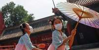 Crian&ccedil;as com m&aacute;scara brincam perto da entrada da Cidade Proibida, em Pequim
22/05/2020
REUTERS/Thomas Peter  Foto: Reuters