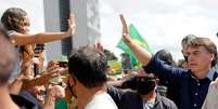 Bolsonaro cumprimenta apoiadores durante ato na frente do Palácio do Planalto, em Brasília
 24/5/2020 REUTERS/Adriano Machado  Foto: Reuters