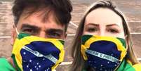 Guilherme de Pádua com a esposa durante ato pró-Bolsonaro em Brasilia, em 2020  Foto: Instagram / Reprodução