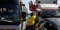 Muitos vendedores ambulantes continuaram a trabalhar apesar das restrições, para conseguir dinheiro para comer  Foto: Reuters / BBC News Brasil