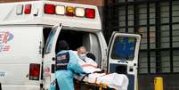 Profissionais da área de sáude transportam paciente para  uma ambulância. 24/04/2020. REUTERS/Lucas Jackson. 

  Foto: Reuters