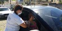 Vacina contra a gripe na Costa Verde, sul do Rio: idosos não precisam sair do carro  Foto: Divulgação