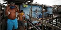 Moradores de favela de Manaus colocam máscara para evitar contaminação pelo coronavírus
19/05/2020
REUTERS/Bruno Kelly  Foto: Reuters