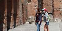 Turistas italianas usam máscaras de proteção ao visitar as ruínas de Pompeia, cidade histórica que foi reaberta para o público sob medidas de distanciamento social e regras de higiene
26/05/2020
REUTERS/Ciro De Luca  Foto: Reuters