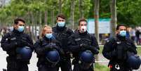 Policiais com máscaras de proteção observam protesto em Frankfurt
23/05/2020 REUTERS/Kai Pfaffenbach  Foto: Reuters