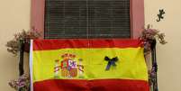 Bandeira da Espanha com marca de luto em varanda de apartamento em Ronda, na Espanha
26/05/2020
REUTERS/Jon Nazca  Foto: Reuters