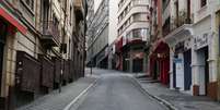 Ladeira Porto Geral, uma rua popular para compras em S&atilde;o Paulo, &eacute; vista esvaziada no primeiro dia de isolamento social imposto para conter a contamina&ccedil;&atilde;o do novo coronav&iacute;rus
24/03/2020
REUTERS/Amanda Perobelli  Foto: Reuters